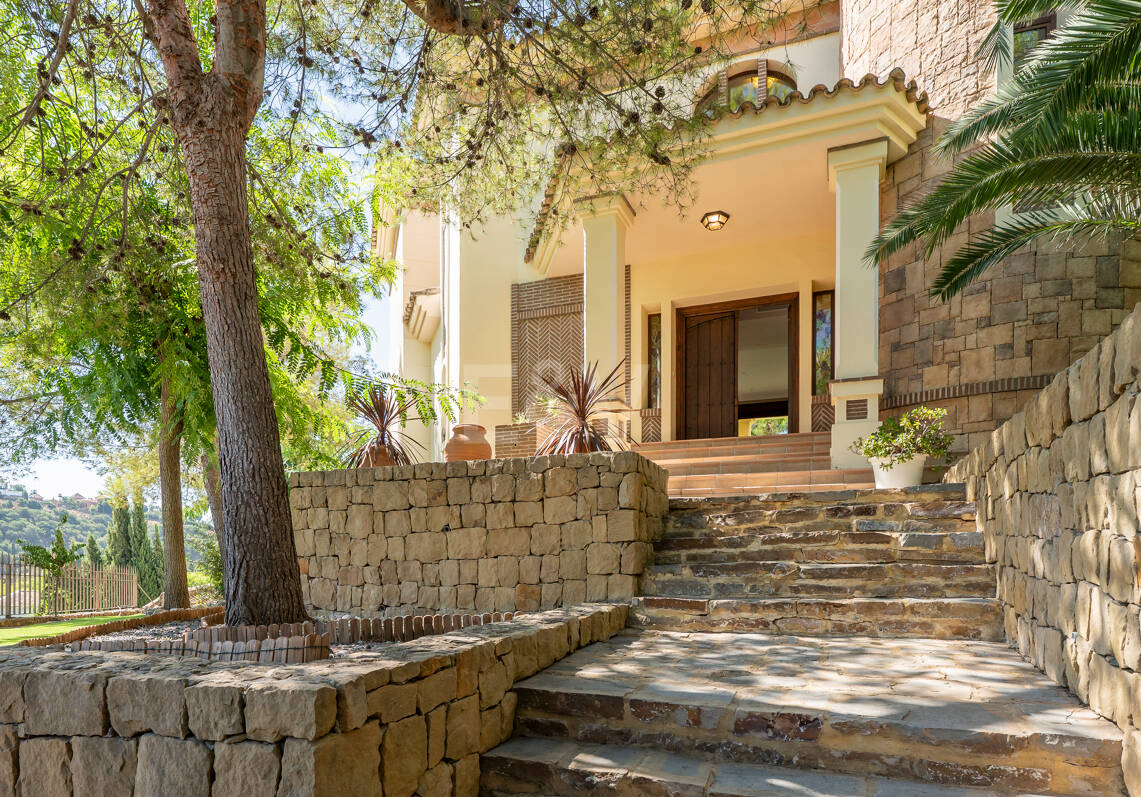 Villa with Panoramic Views and Resort-Style Living in Prestigious Los Arqueros