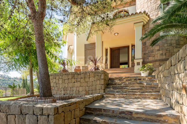 Villa with Panoramic Views and Resort-Style Living in Prestigious Los Arqueros