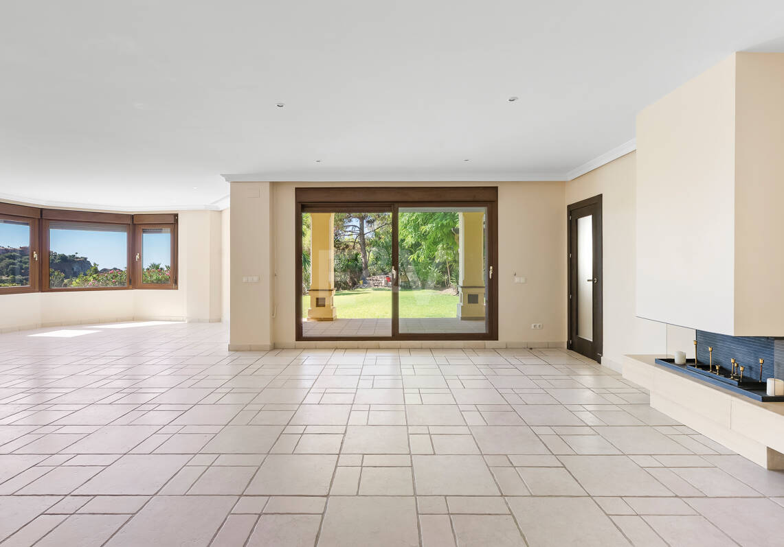 Villa with Panoramic Views and Resort-Style Living in Prestigious Los Arqueros