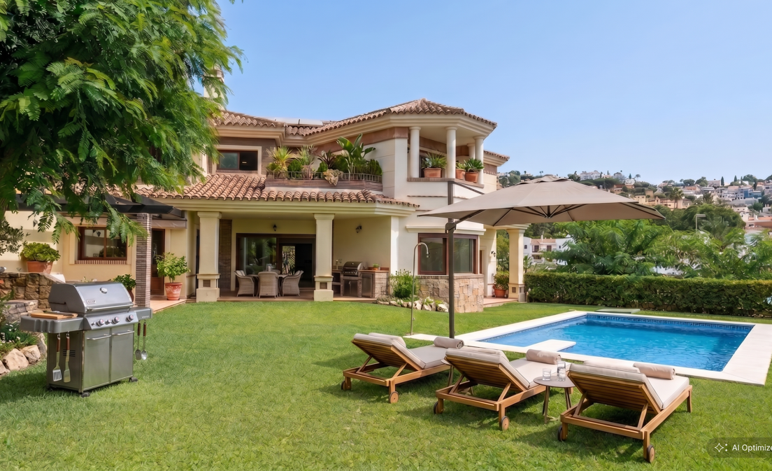 In der äußerst exklusiven, gesicherten Wohnanlage Los Arqueros gelegen, befindet sich diese spektakuläre mediterrane Villa in erstklassiger Lage im angesehenen...