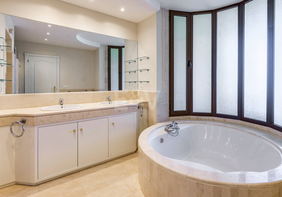 Spacious Duplex Penthouse with Panoramic Views in Los Arqueros