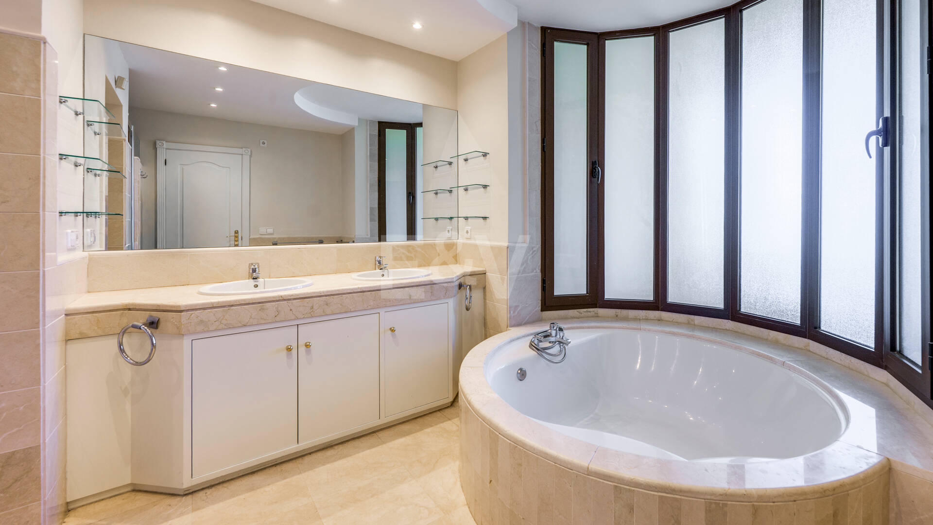 Spacious Duplex Penthouse with Panoramic Views in Los Arqueros