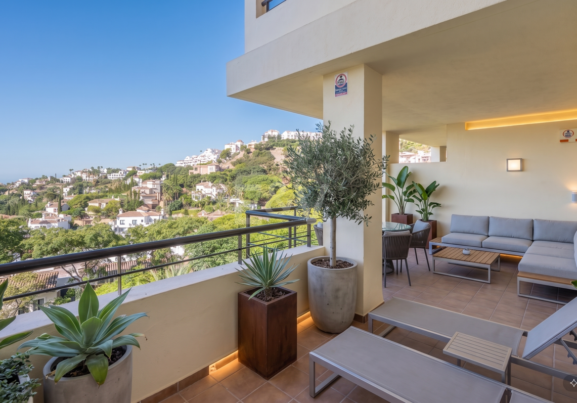Spacious Duplex Penthouse with Panoramic Views in Los Arqueros