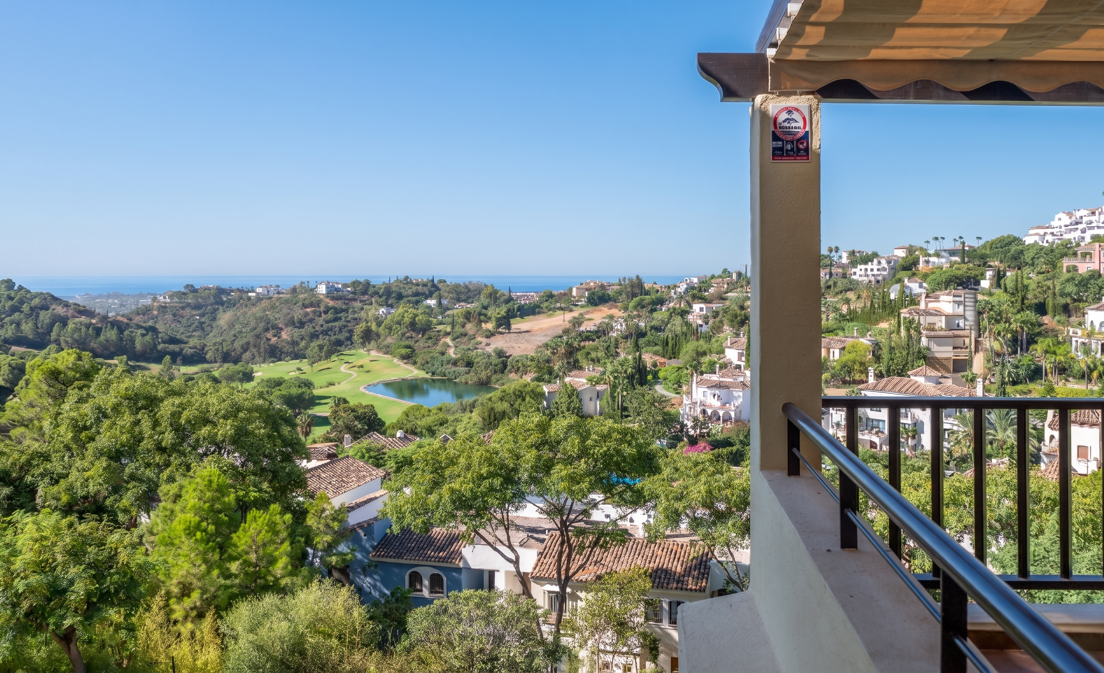 Located in the secure Los Pinos community within Los Arqueros Golf & Country Club, this exceptional duplex penthouse offers privacy,...