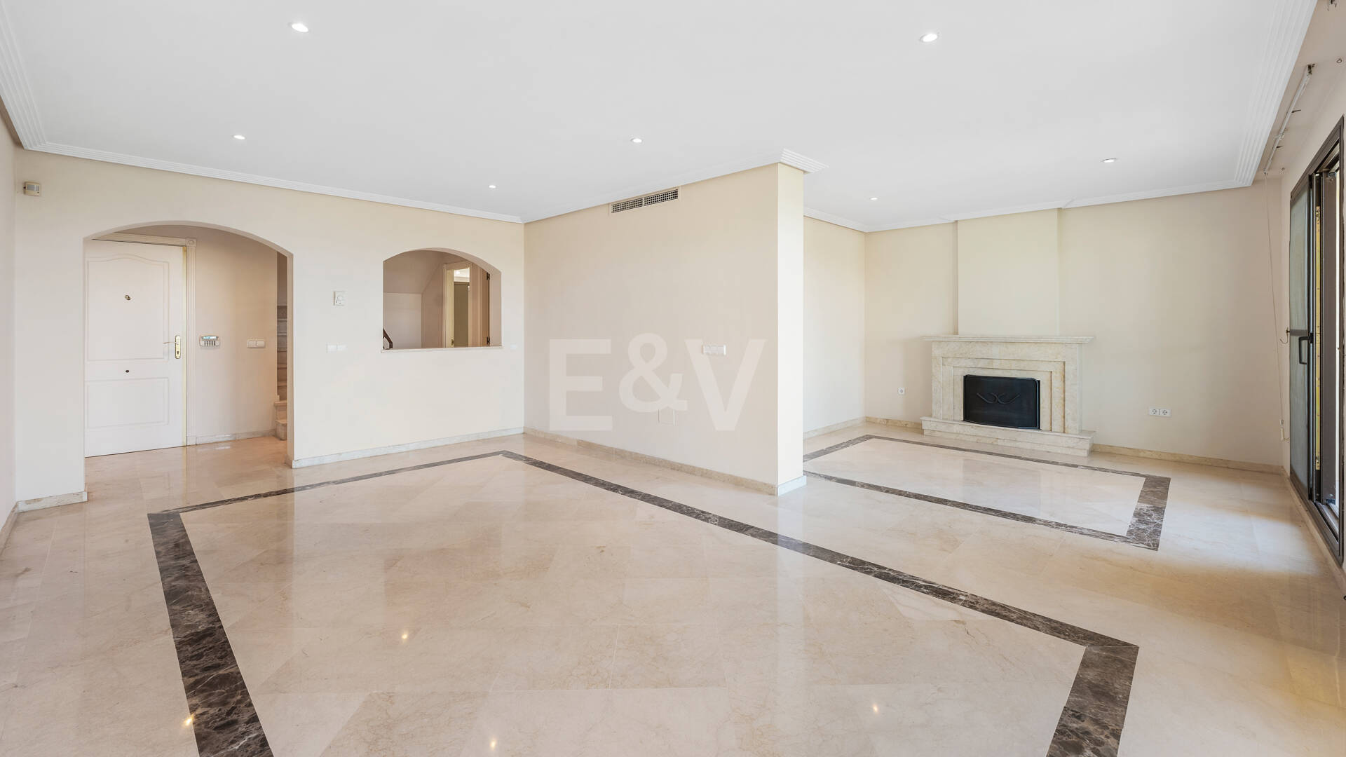Spacious Duplex Penthouse with Panoramic Views in Los Arqueros