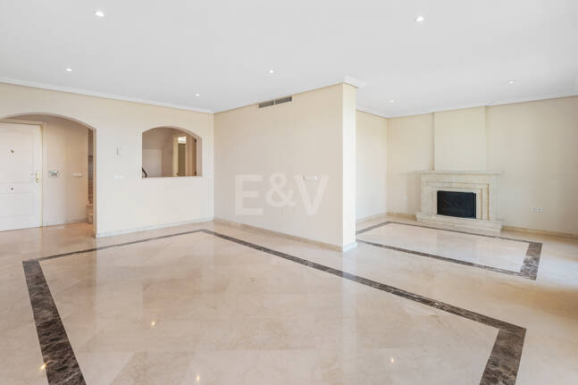 Spacious Duplex Penthouse with Panoramic Views in Los Arqueros