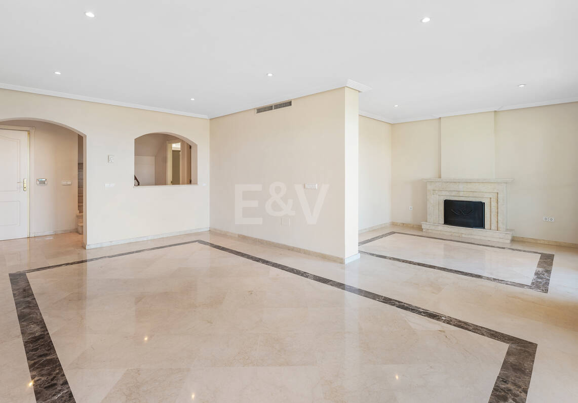 Spacious Duplex Penthouse with Panoramic Views in Los Arqueros