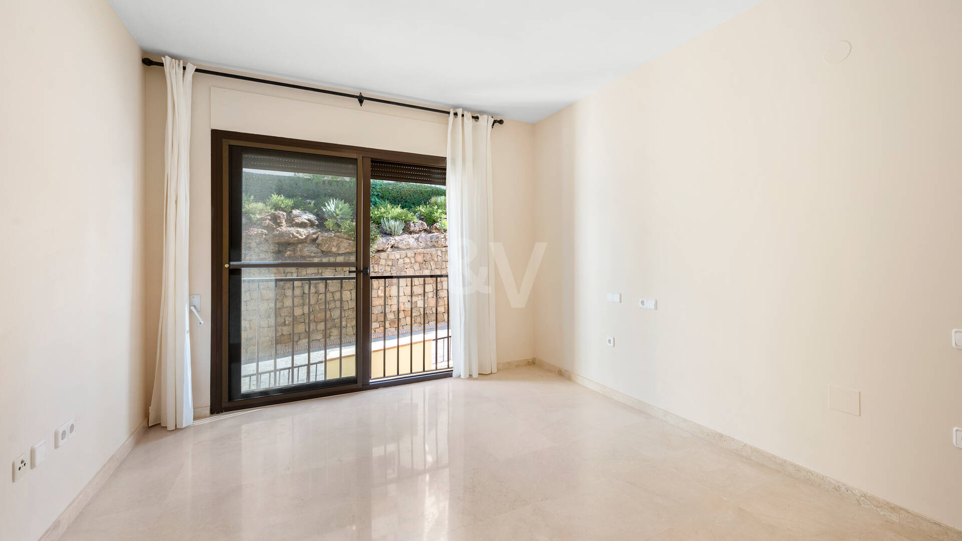 Spacious Duplex Penthouse with Panoramic Views in Los Arqueros