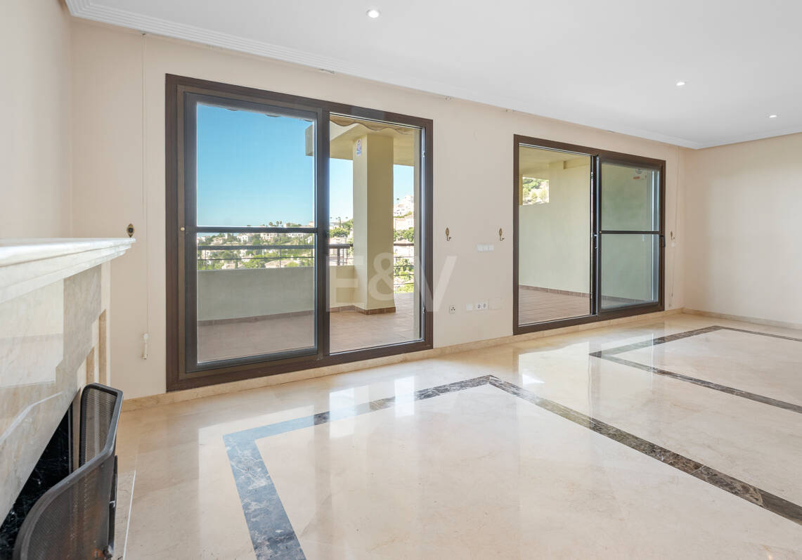 Spacious Duplex Penthouse with Panoramic Views in Los Arqueros