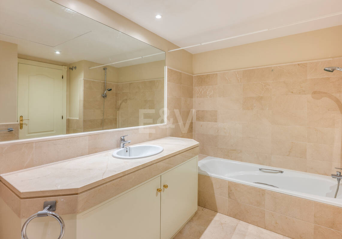 Spacious Duplex Penthouse with Panoramic Views in Los Arqueros