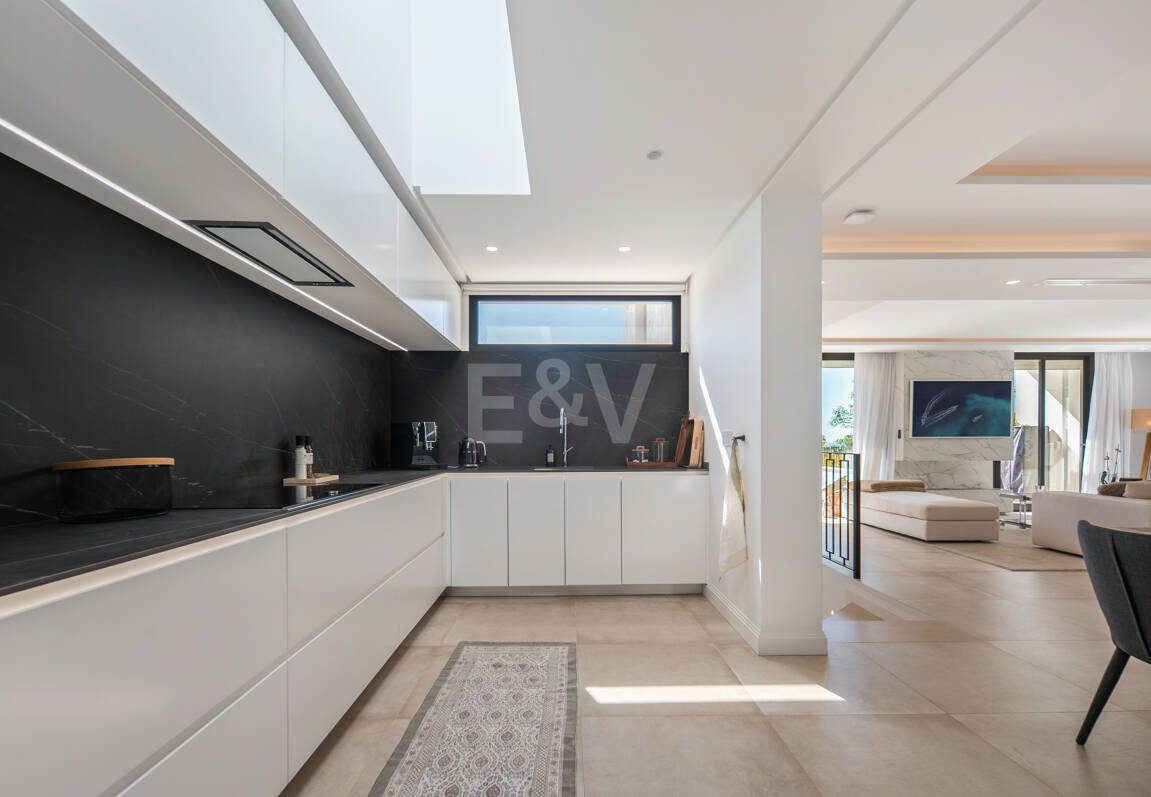 Contemporary villa in highly sought-after gated Community in Nueva Andalucia