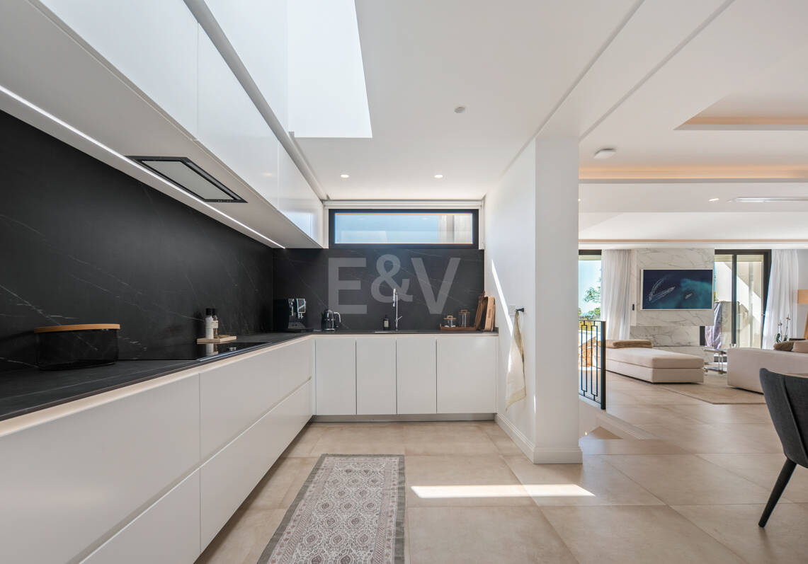 Contemporary villa in highly sought-after gated Community in Nueva Andalucia