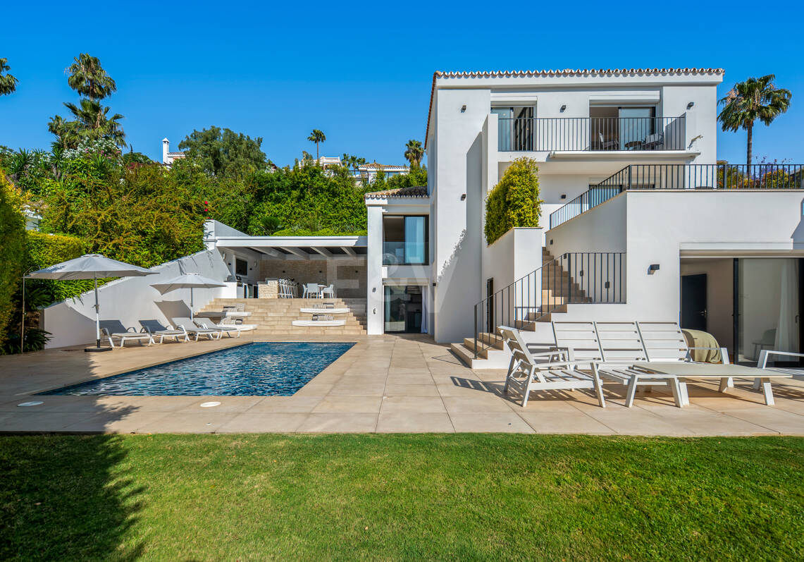 Contemporary villa in highly sought-after gated Community in Nueva Andalucia