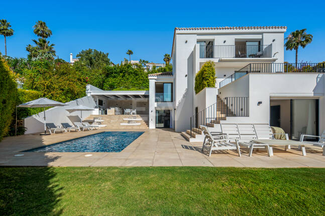 Contemporary villa in highly sought-after gated Community in Nueva Andalucia