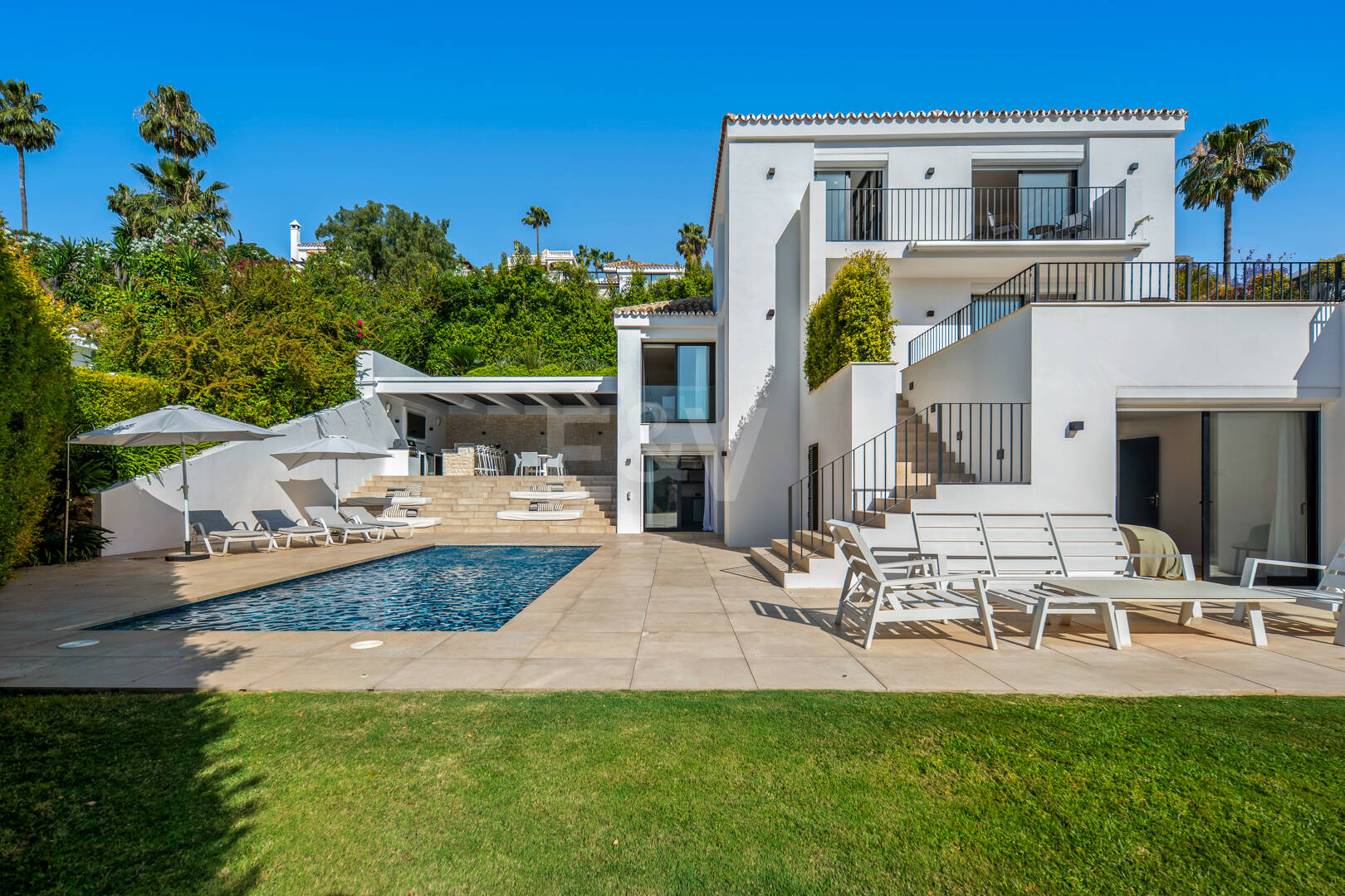 Contemporary villa in highly sought-after gated Community in Nueva Andalucia