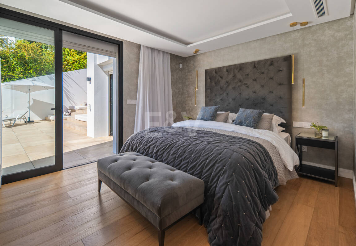 Contemporary villa in highly sought-after gated Community in Nueva Andalucia