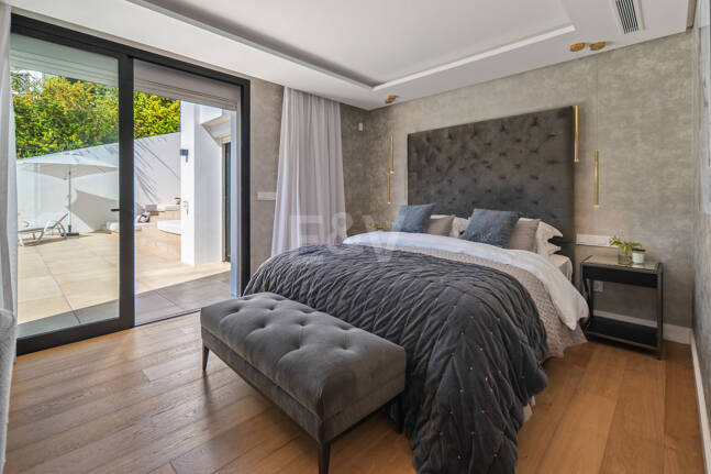 Contemporary villa in highly sought-after gated Community in Nueva Andalucia