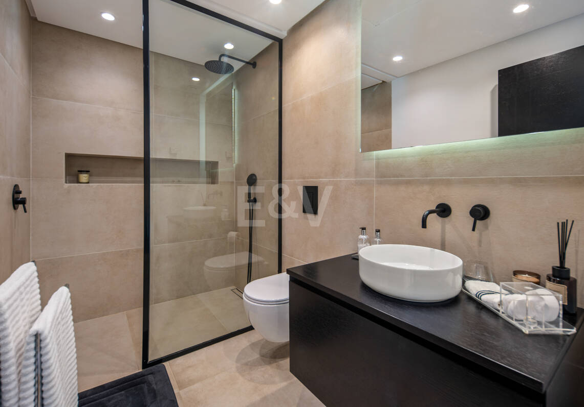 Contemporary villa in highly sought-after gated Community in Nueva Andalucia