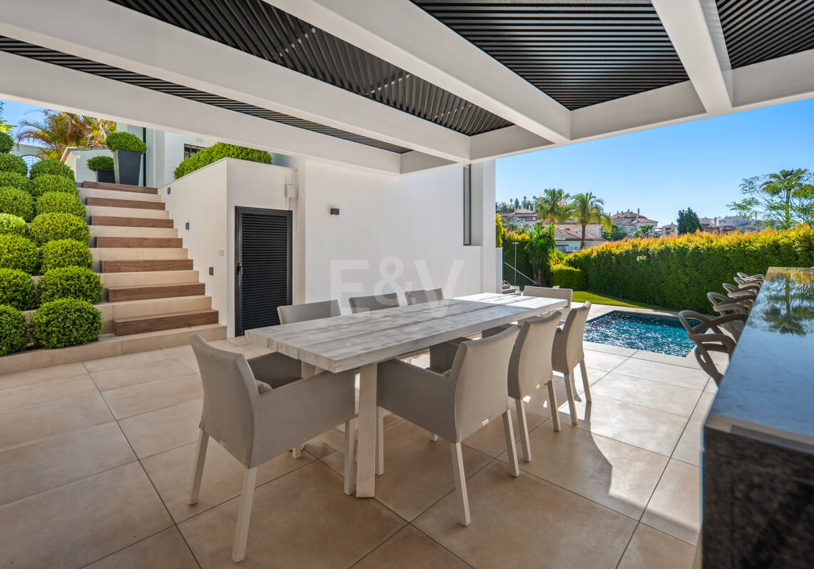 Contemporary villa in highly sought-after gated Community in Nueva Andalucia