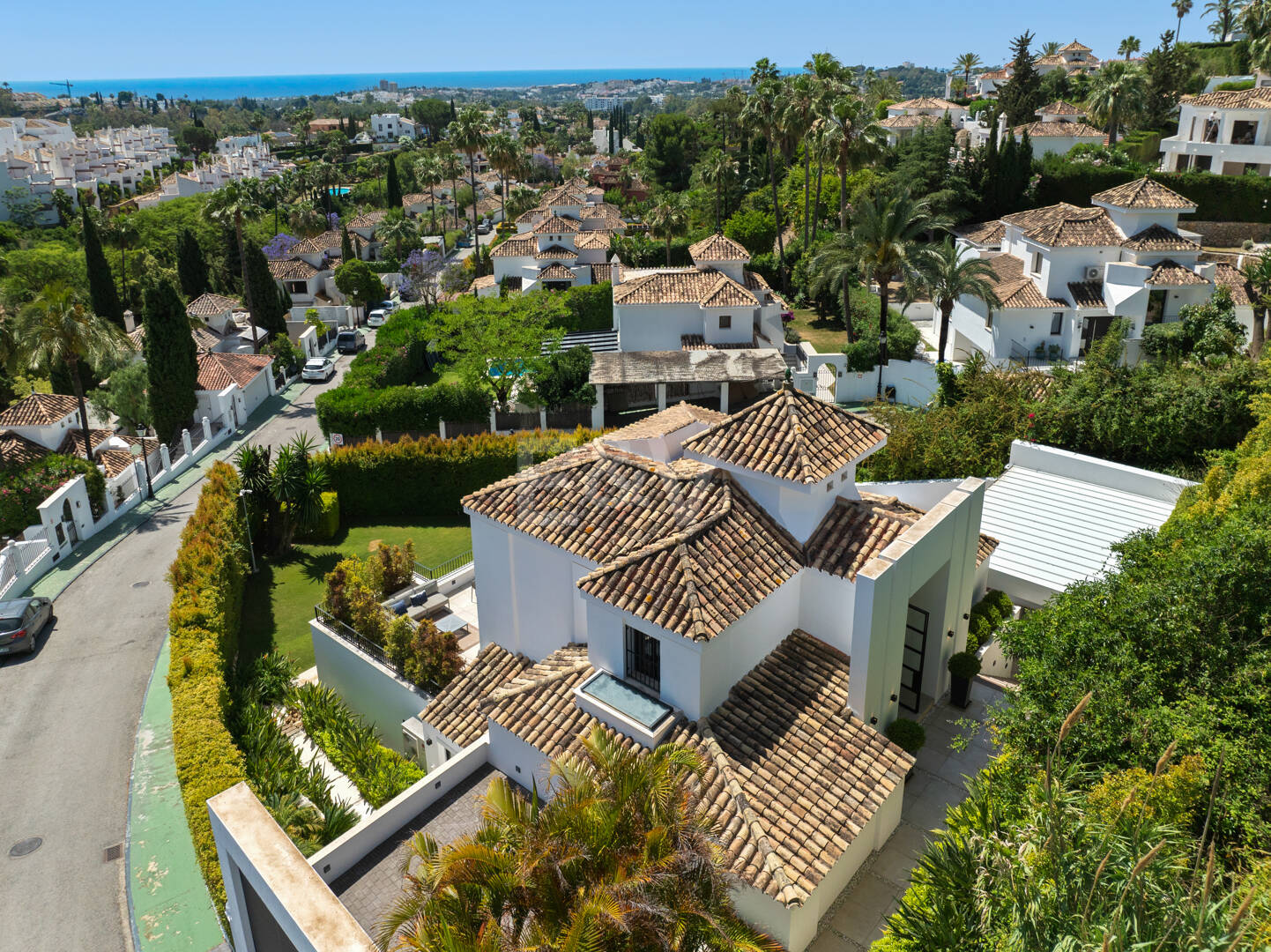 Contemporary villa in highly sought-after gated Community in Nueva Andalucia