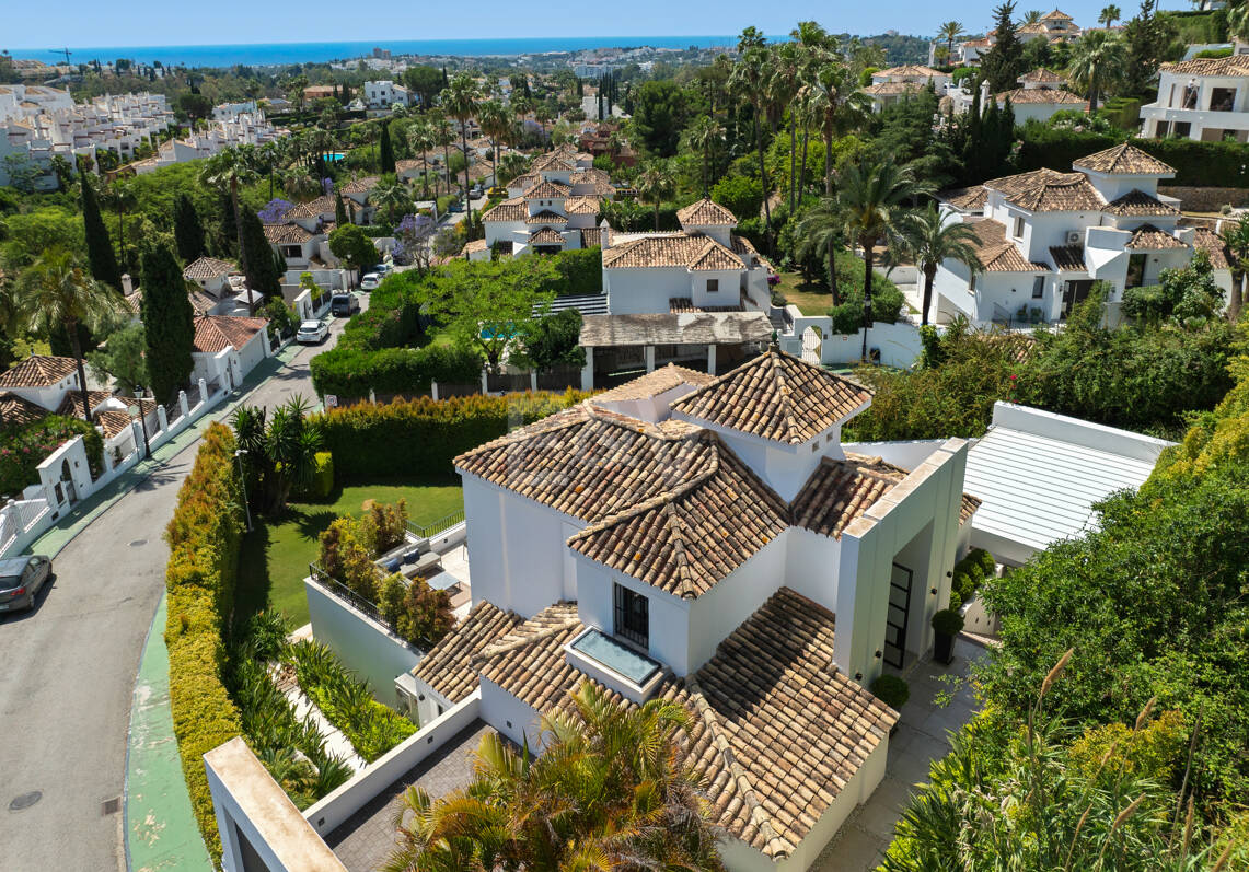 Contemporary villa in highly sought-after gated Community in Nueva Andalucia