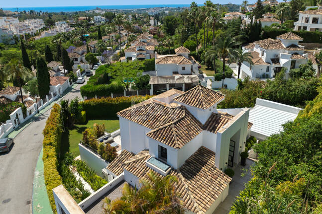 Contemporary villa in highly sought-after gated Community in Nueva Andalucia