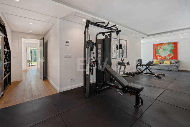 Contemporary villa in highly sought-after gated Community in Nueva Andalucia