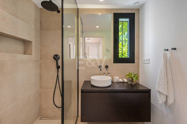 Contemporary villa in highly sought-after gated Community in Nueva Andalucia