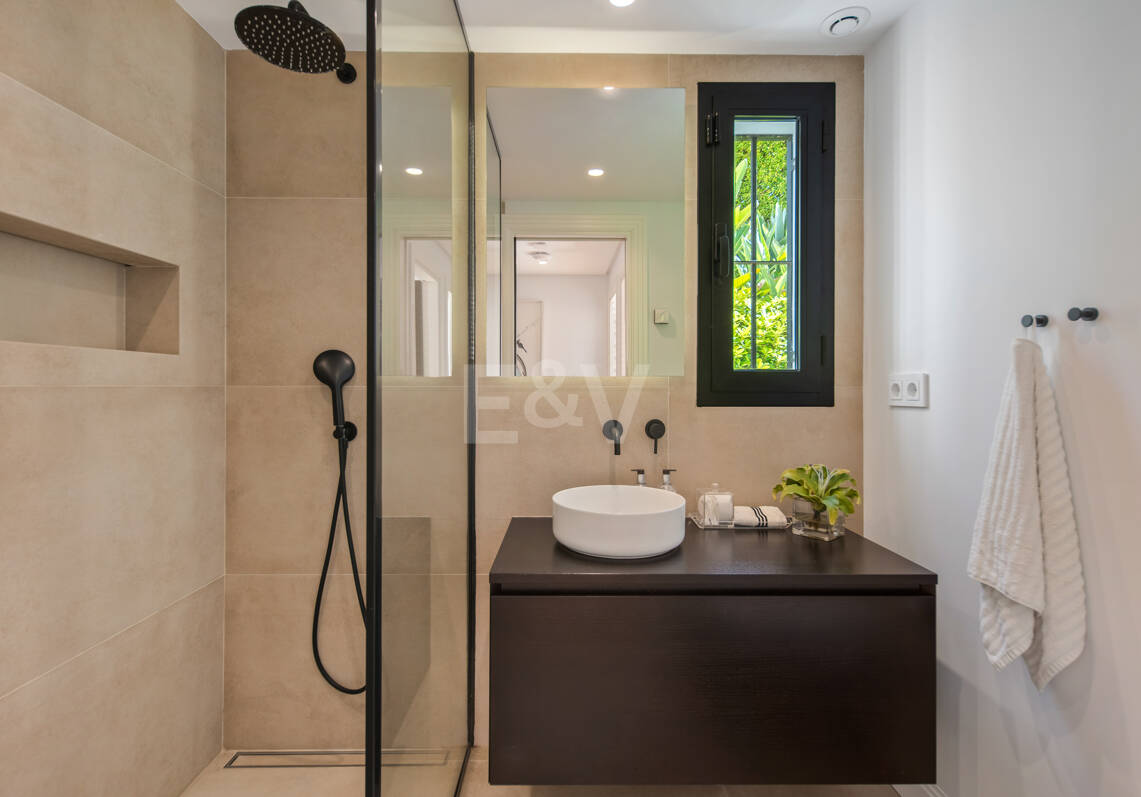 Contemporary villa in highly sought-after gated Community in Nueva Andalucia
