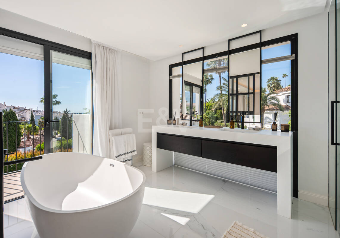 Contemporary villa in highly sought-after gated Community in Nueva Andalucia