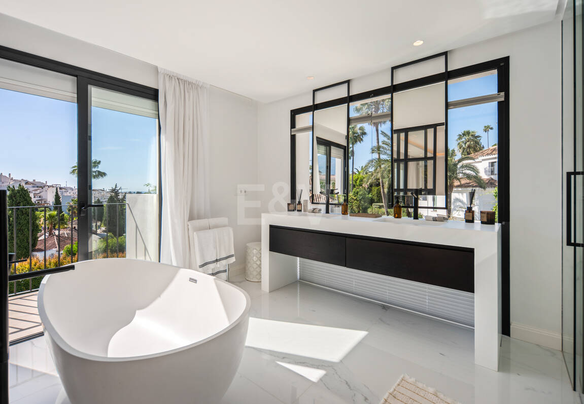 Contemporary villa in highly sought-after gated Community in Nueva Andalucia