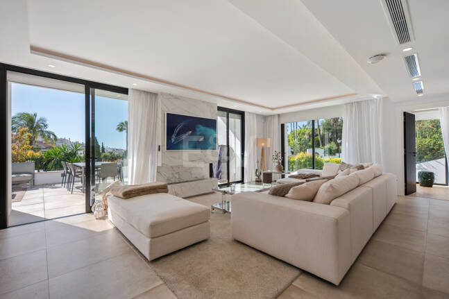 Contemporary villa in highly sought-after gated Community in Nueva Andalucia