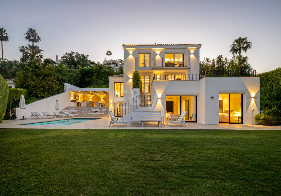 Contemporary villa in highly sought-after gated Community in Nueva Andalucia