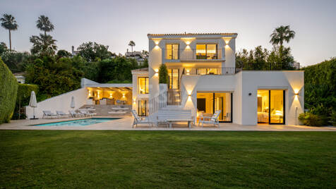 Bauhaus-Stil Villa in einer begehrten, geschlossenen Wohnanlage in Nueva Andalucía