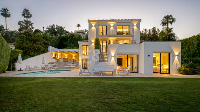 Villa estilo moderno con vistas al mar en Nueva Andalucía, Marbella