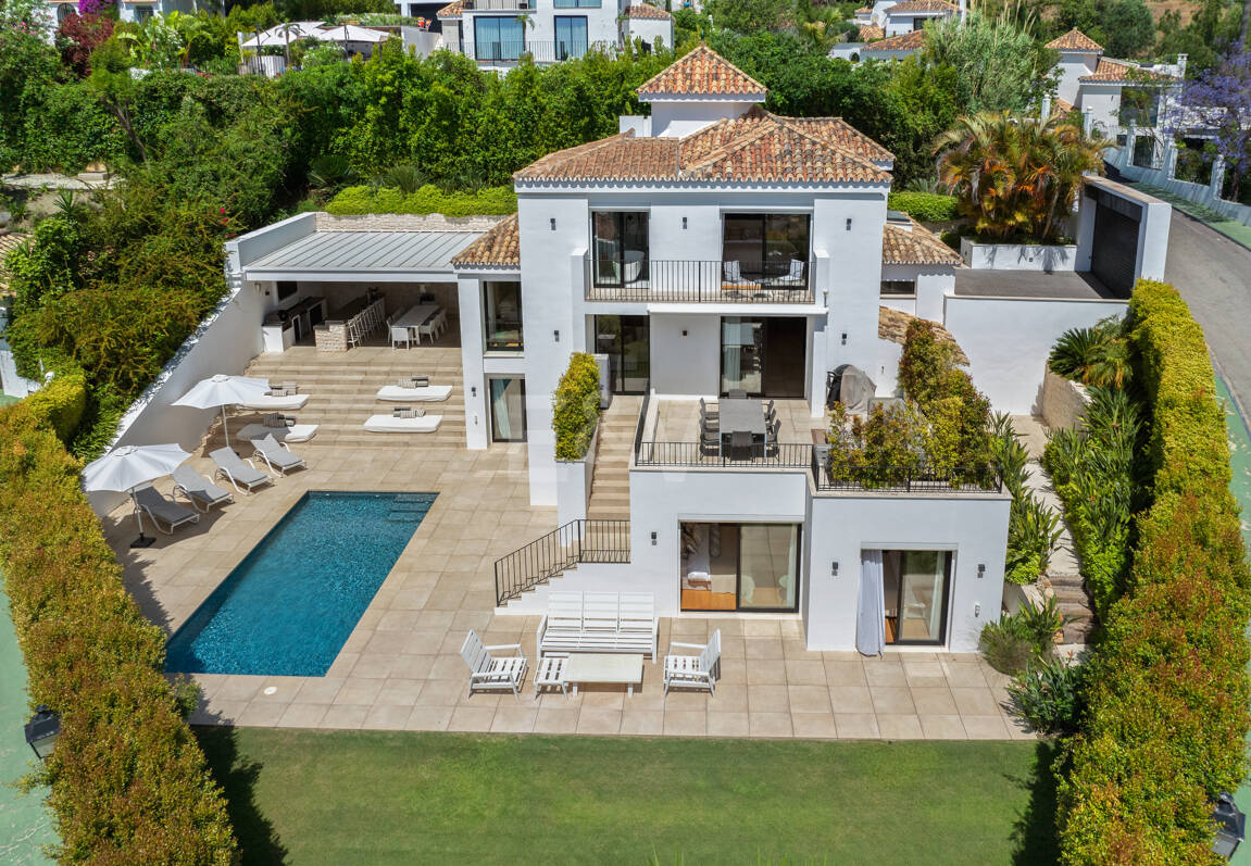Contemporary villa in highly sought-after gated Community in Nueva Andalucia