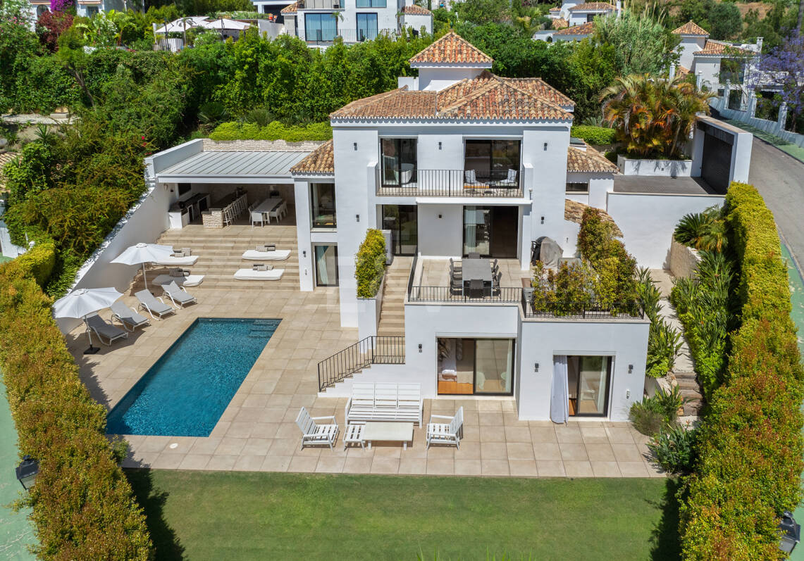 Contemporary villa in highly sought-after gated Community in Nueva Andalucia