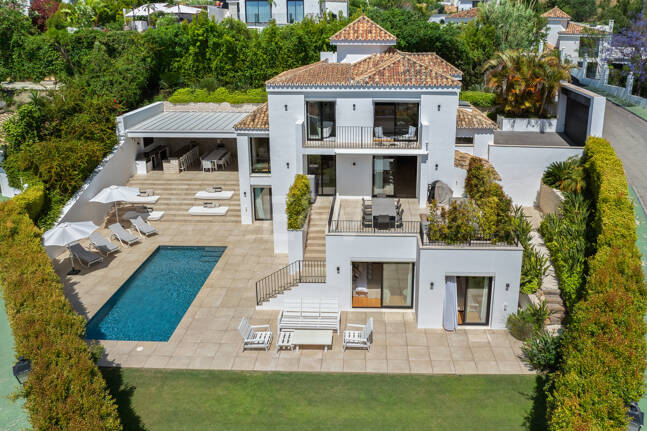 Contemporary villa in highly sought-after gated Community in Nueva Andalucia