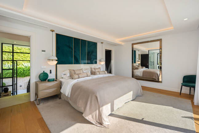 Contemporary villa in highly sought-after gated Community in Nueva Andalucia