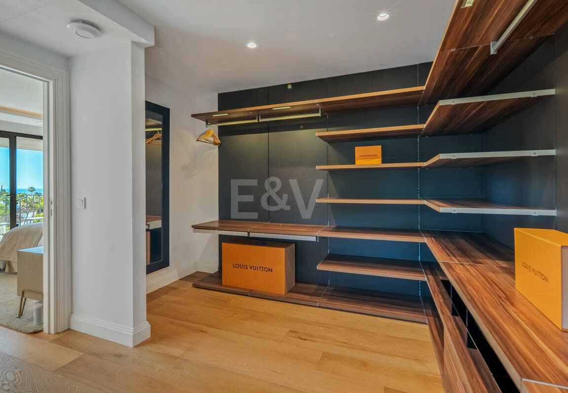 Contemporary villa in highly sought-after gated Community in Nueva Andalucia