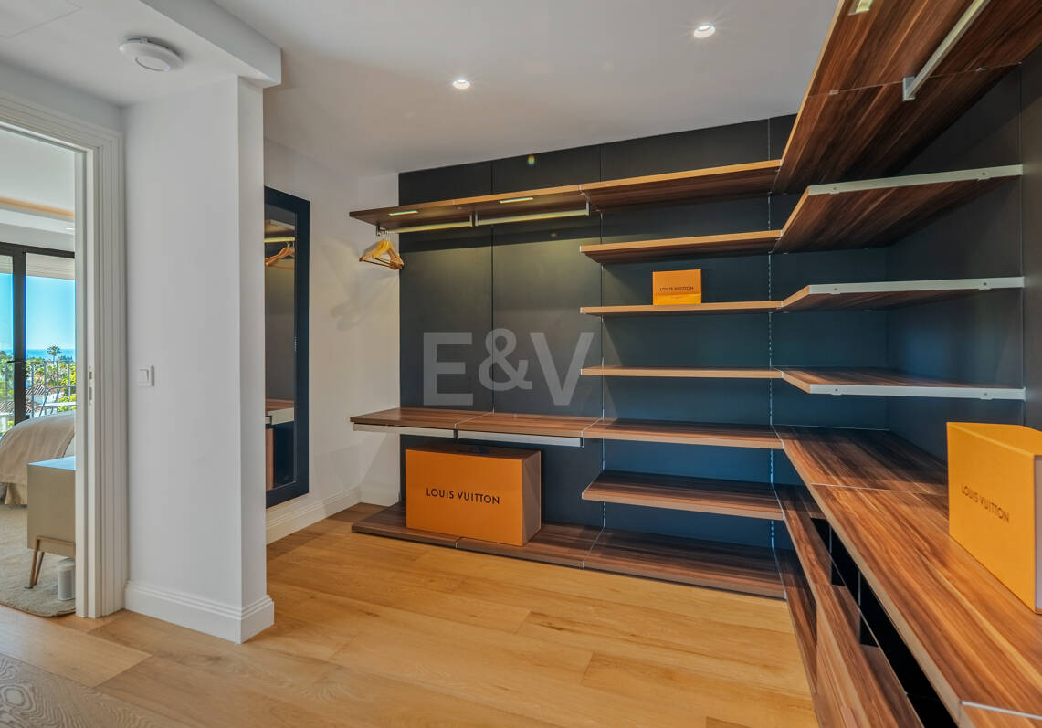 Contemporary villa in highly sought-after gated Community in Nueva Andalucia