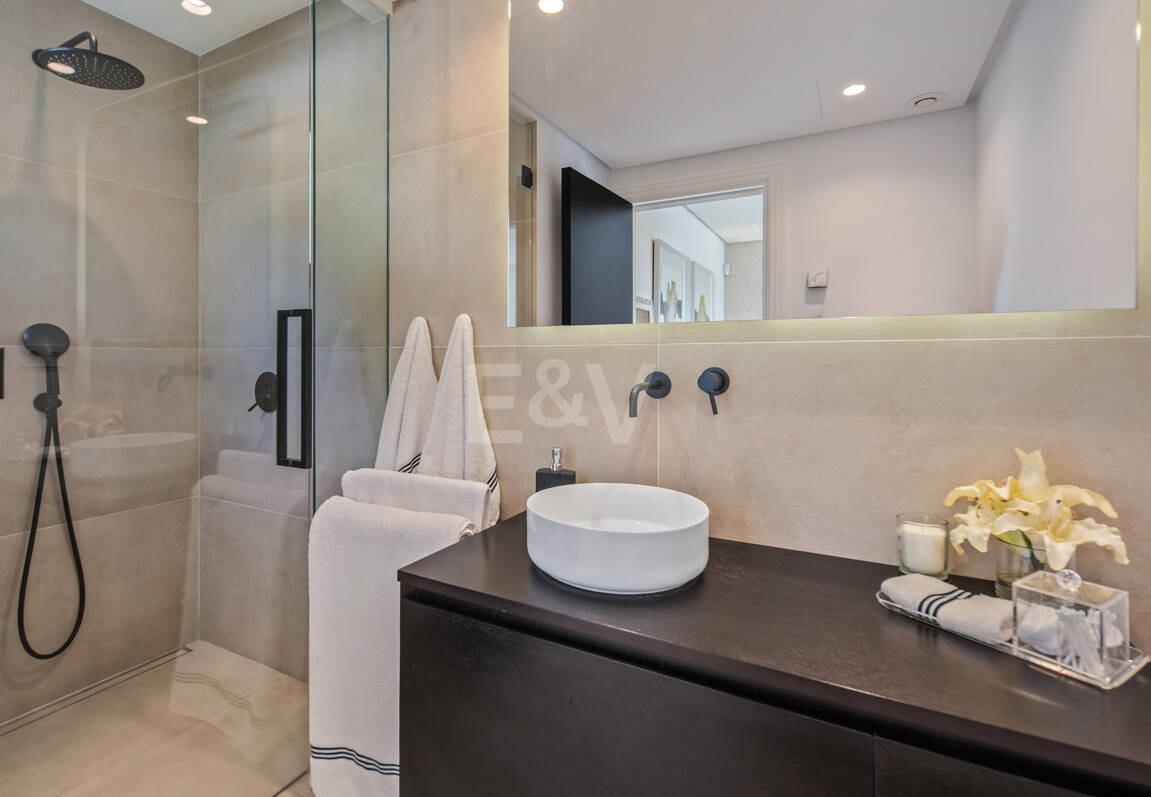 Contemporary villa in highly sought-after gated Community in Nueva Andalucia