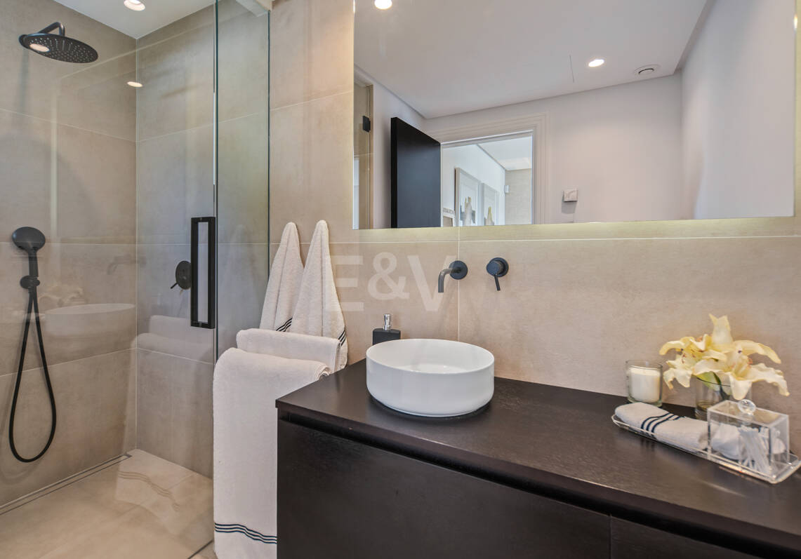 Contemporary villa in highly sought-after gated Community in Nueva Andalucia