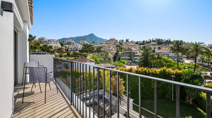 Villa estilo moderno con vistas al mar en Nueva Andalucía, Marbella