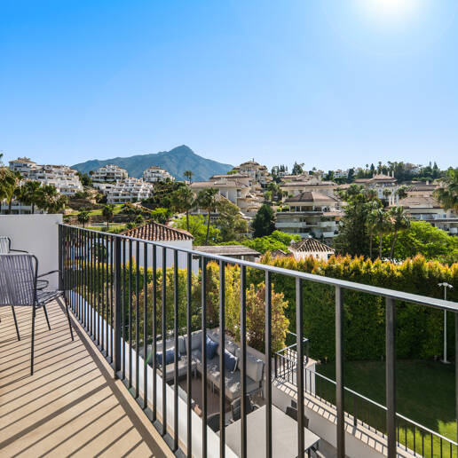 Contemporary villa in highly sought-after gated Community in Nueva Andalucia