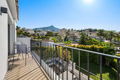 Contemporary villa in highly sought-after gated Community in Nueva Andalucia