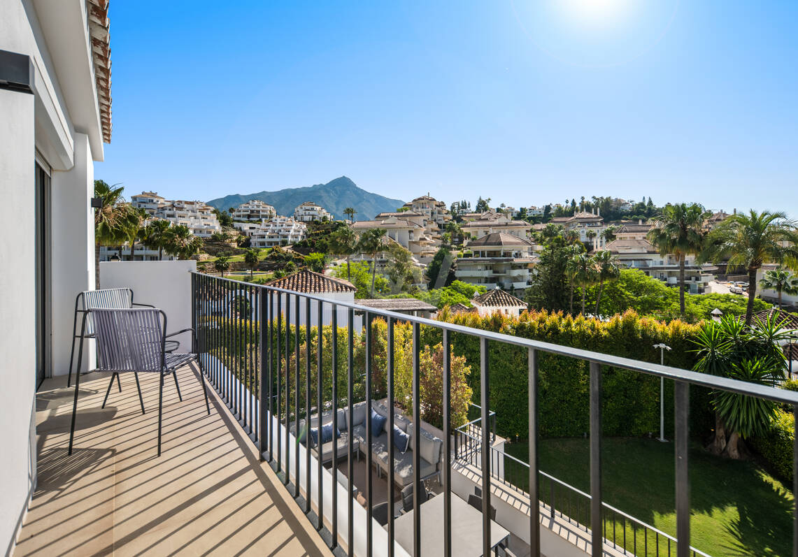Contemporary villa in highly sought-after gated Community in Nueva Andalucia