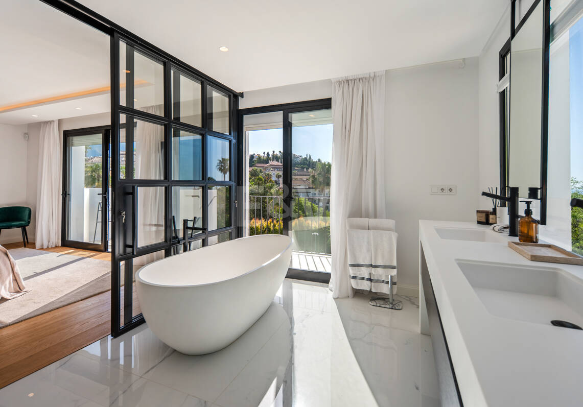 Contemporary villa in highly sought-after gated Community in Nueva Andalucia