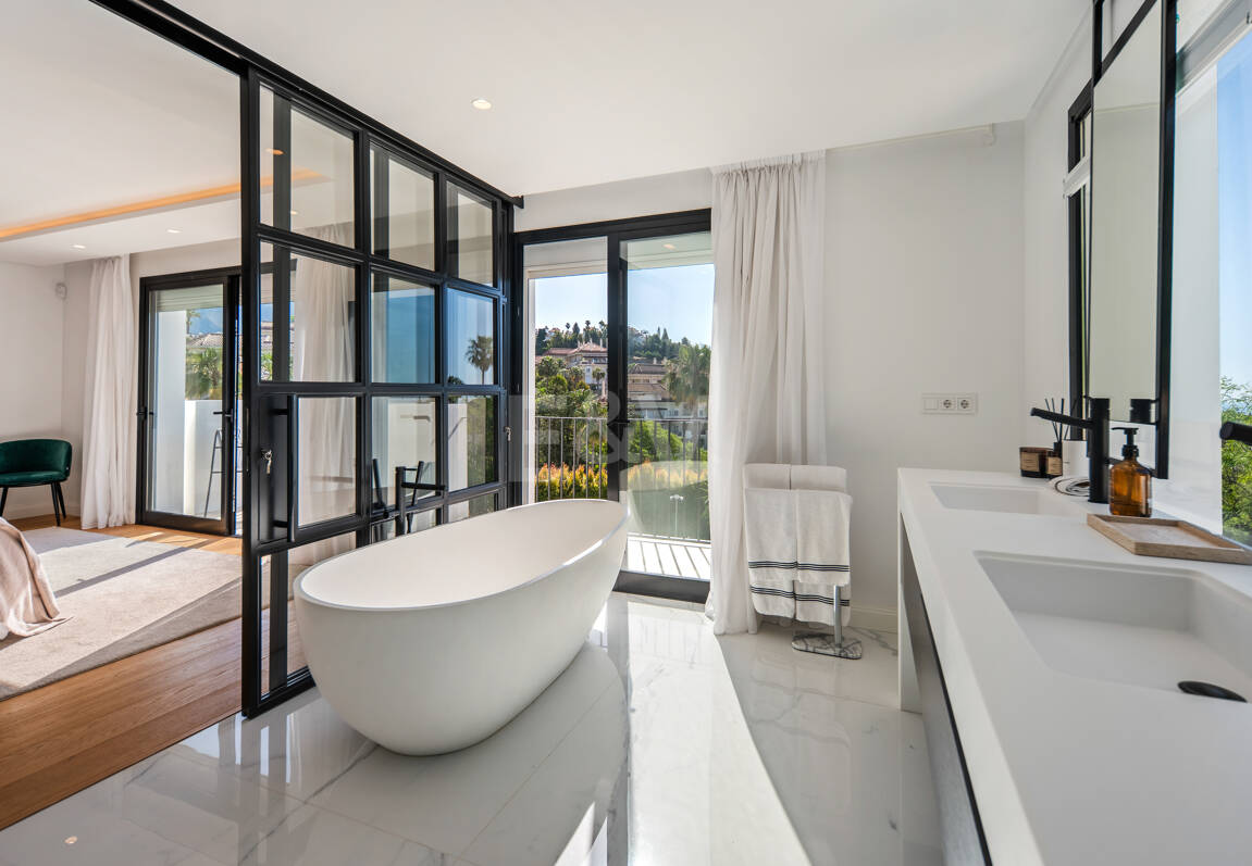 Contemporary villa in highly sought-after gated Community in Nueva Andalucia