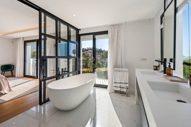 Contemporary villa in highly sought-after gated Community in Nueva Andalucia